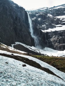 Photo de la cascade du cirque de Gavarnie enneigée 